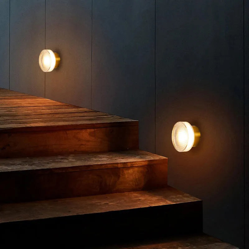 Skanto | Valyona – Moderne Metall Vegglampe | Svart & Gull Kjegle-design | Varm LED-belysning