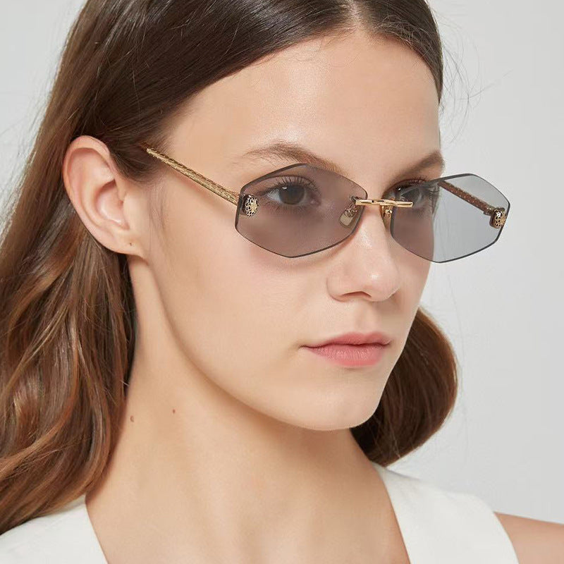 Women's geometric sunglasses in modern design with elegant metal frame Skanto