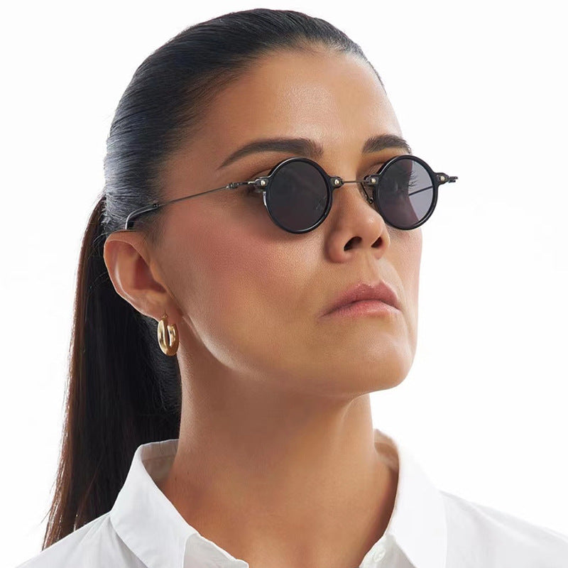 Dame rund solbrille med moderne metallramme og store blå linser Skanto