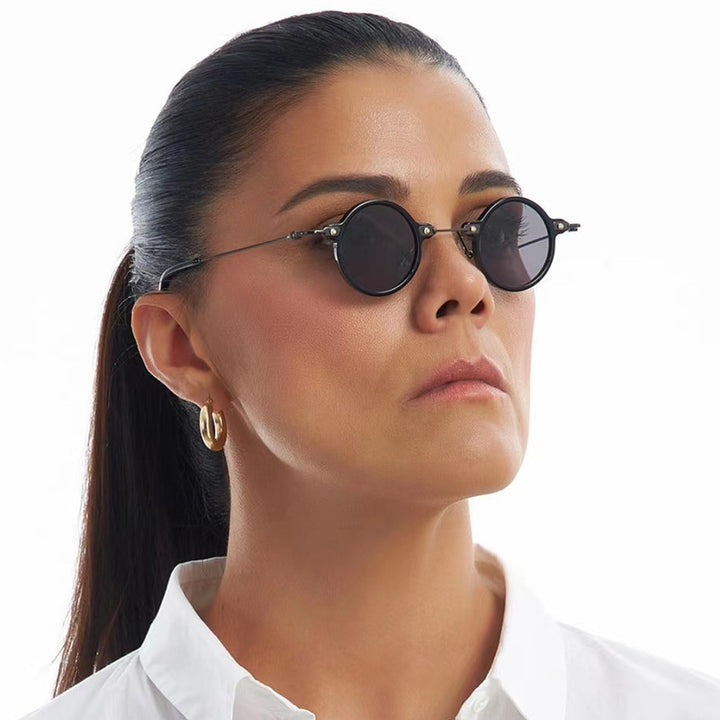 Dame rund solbrille med moderne metallramme og store blå linser Skanto