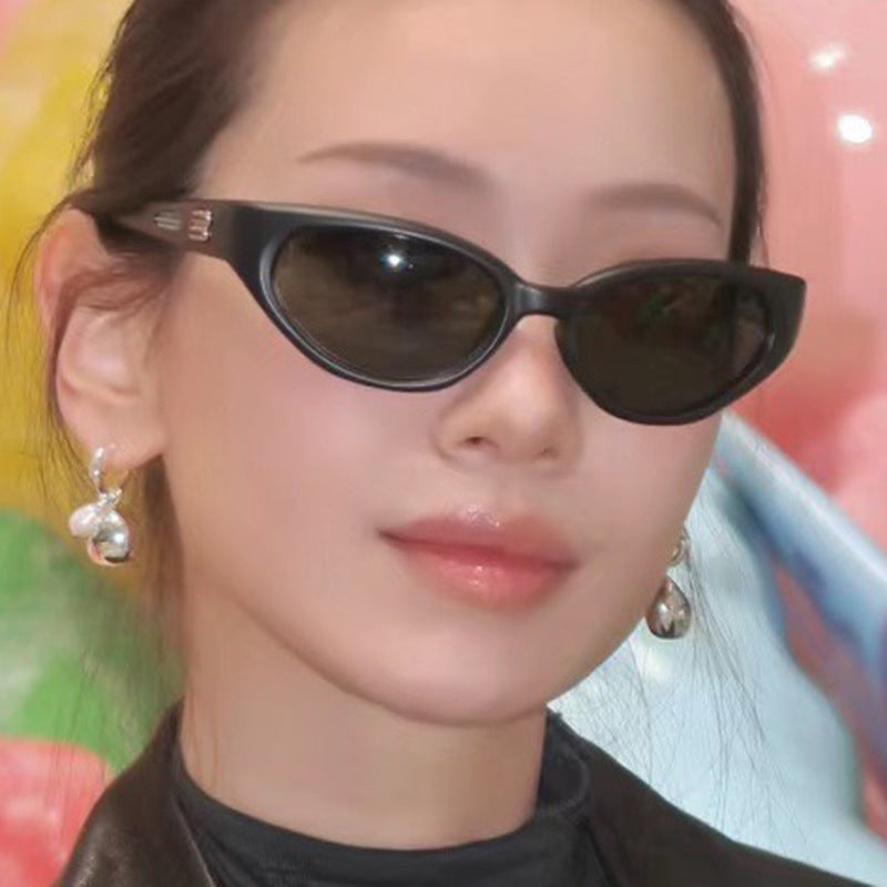 Women's extravagant sunglasses with curved design Skanto