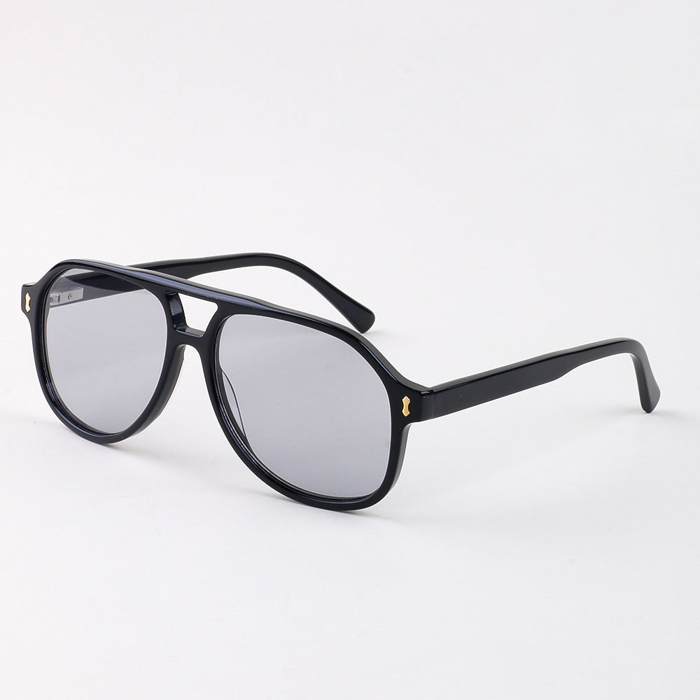 Dame moderne solbrille med innovativ ramme Skanto