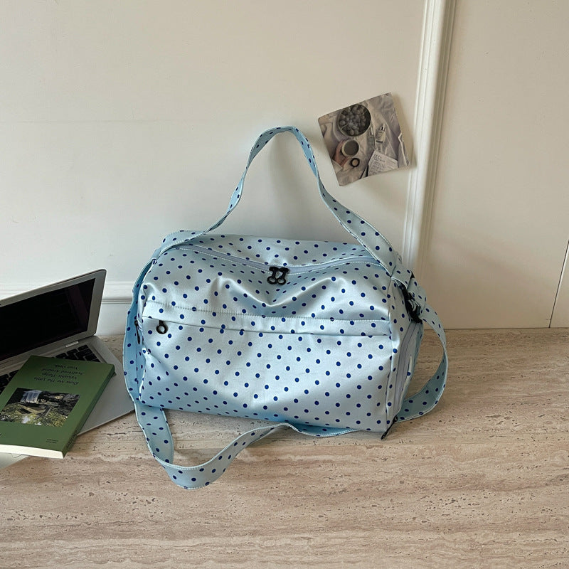 Moderne sporty og reiseveske med prikkete design Skanto