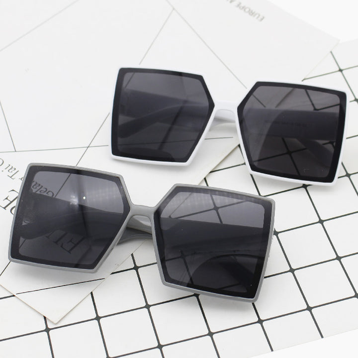 Dame Mote Oversized Solbriller med kantet design Skanto