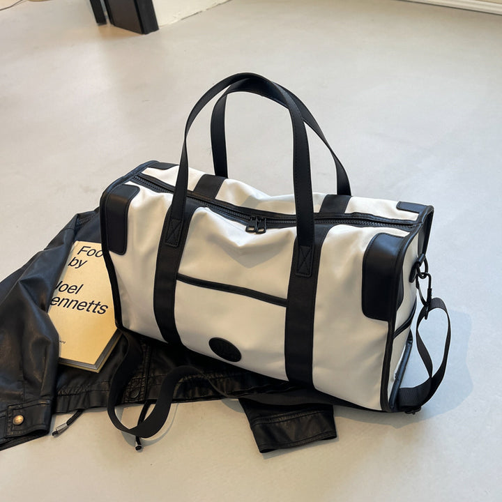 Sporty fritid duffel bag med slitesterkt materiale og justerbar skulderreim Skanto
