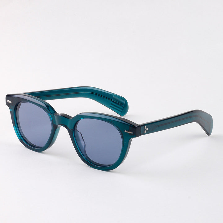 Dame solbrille i elegant, feminin design med høyverdig plastramme Skanto