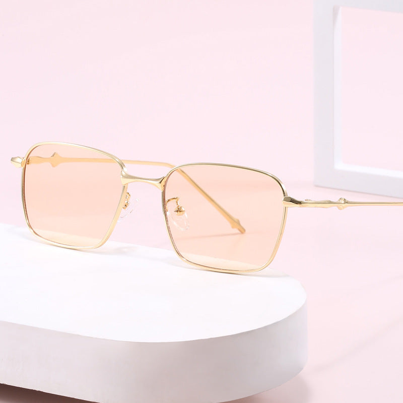 Dame elegant firkantet solbrille med høykvalitets metallramme Skanto