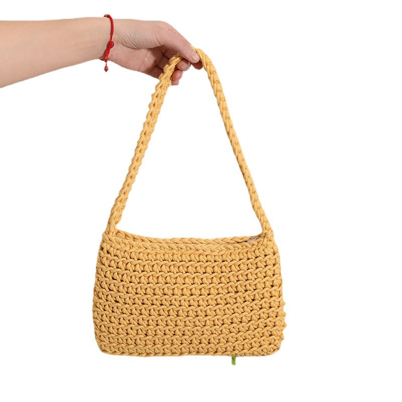Handmade straw shoulder bag with textured design Skanto