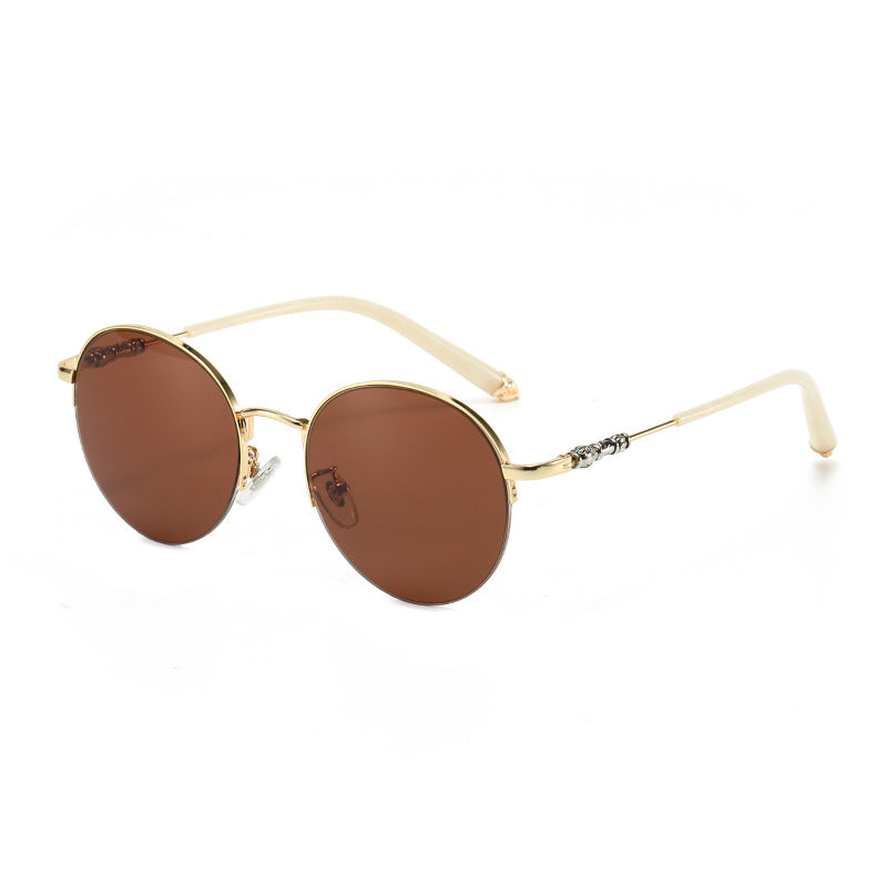 Dame rund solbrille med elegant metallramme og komfortable nesepads Skanto