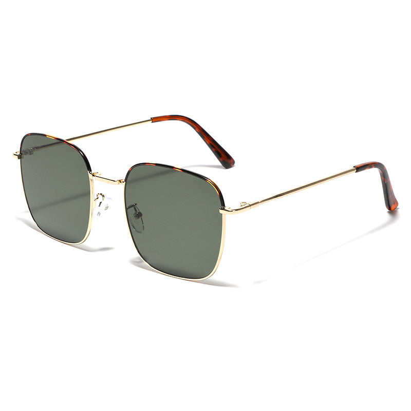 Dames moteriktig firkantet solbrille med elegant metallramme Skanto