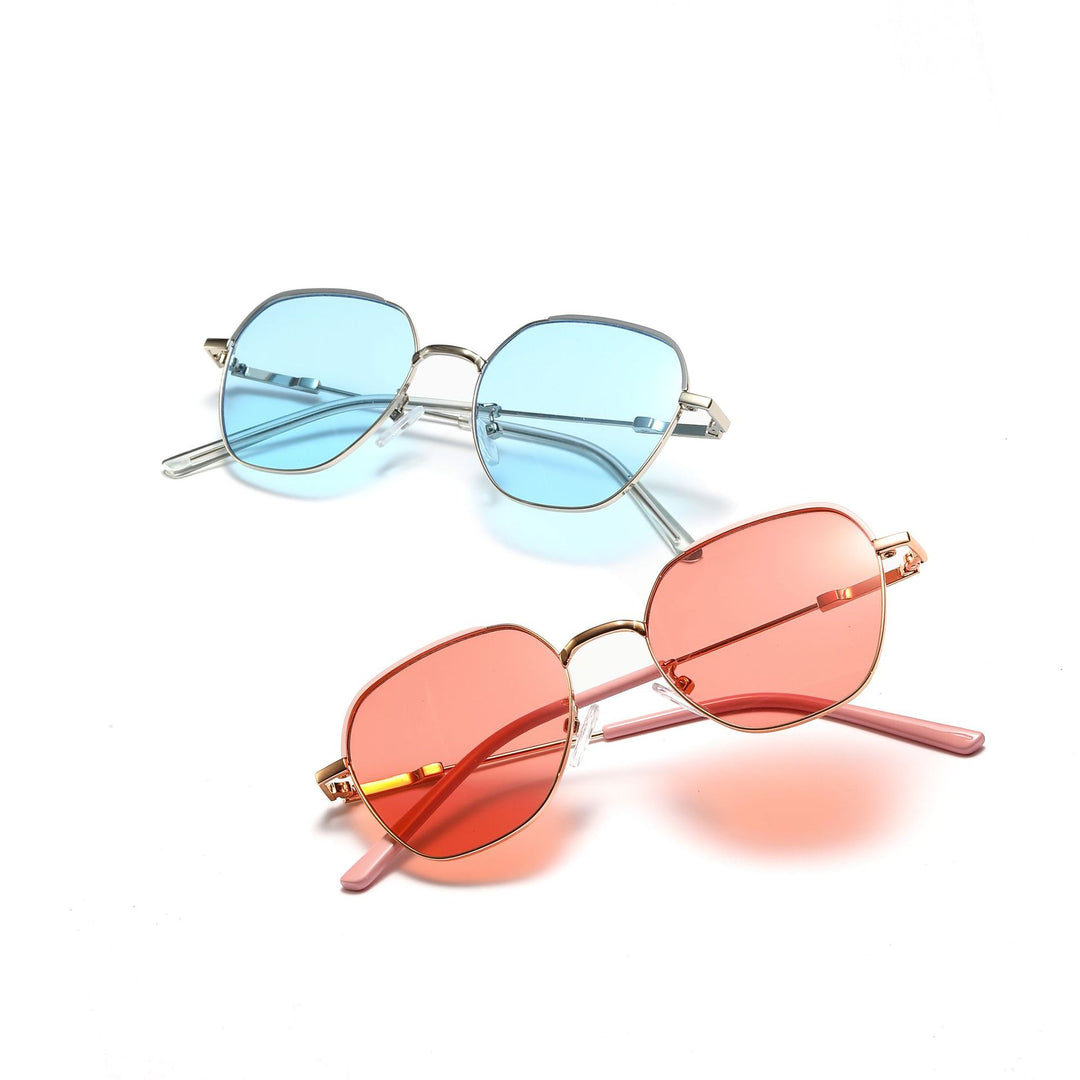Dame moteriktig solbrille med smal metallramme og blå linser Skanto