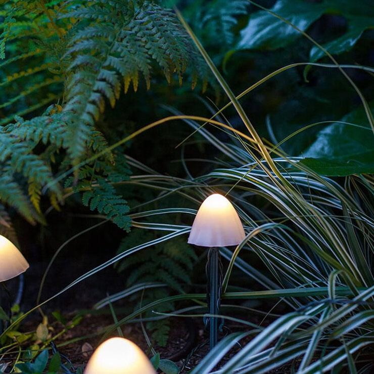 Moderne, kreative LED-lyslenker i soppform laget av plast til terrassen