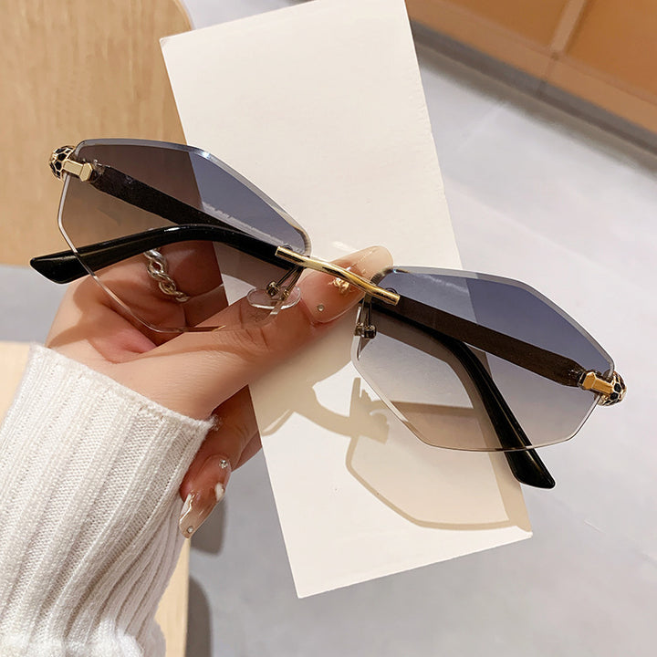 Dame Designer solbrille med heksagonal ramme og gyldne detaljer Skanto