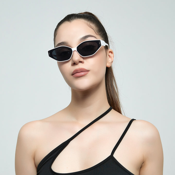 Dame geometrisk solbrille i futuristisk design Skanto