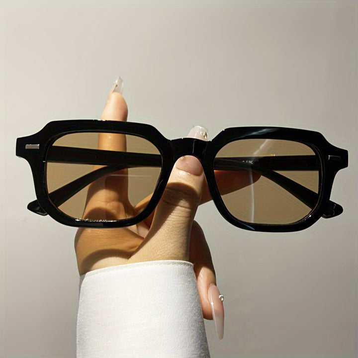 Women's square sunglasses with stylish frame structure and UV protection Skanto
