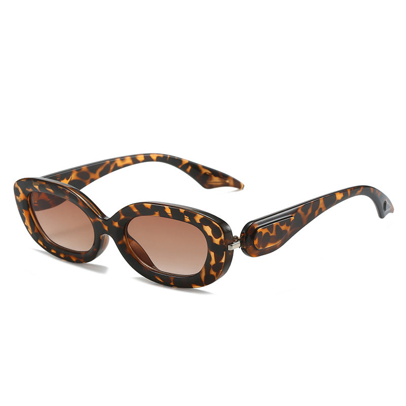 Dame moteriktig solbrille med stilfull, buet ramme Skanto