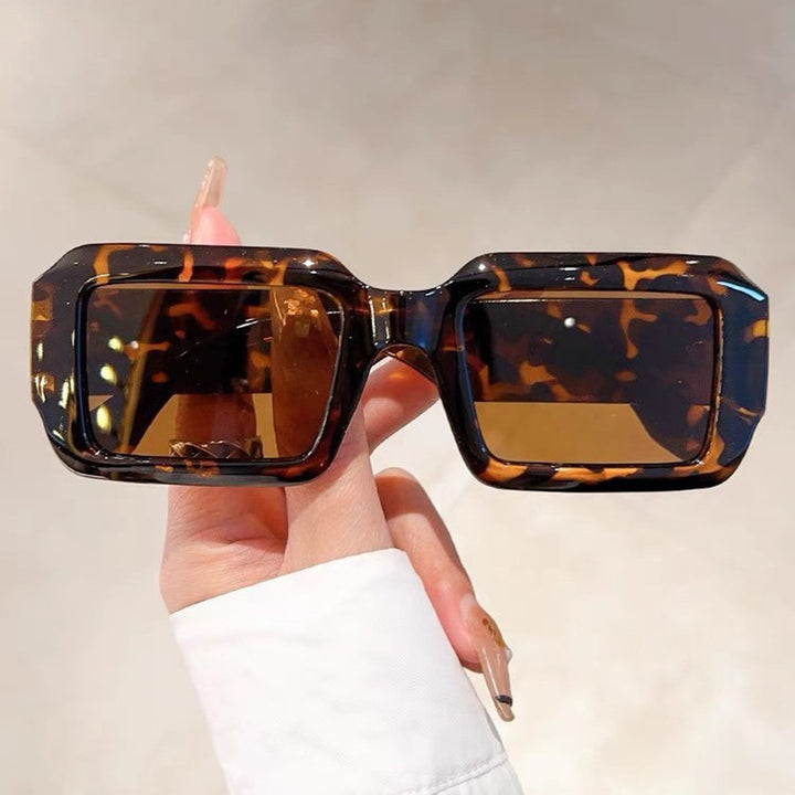Dame oversized kvadratisk solbrille med moderne plastikkramme Skanto