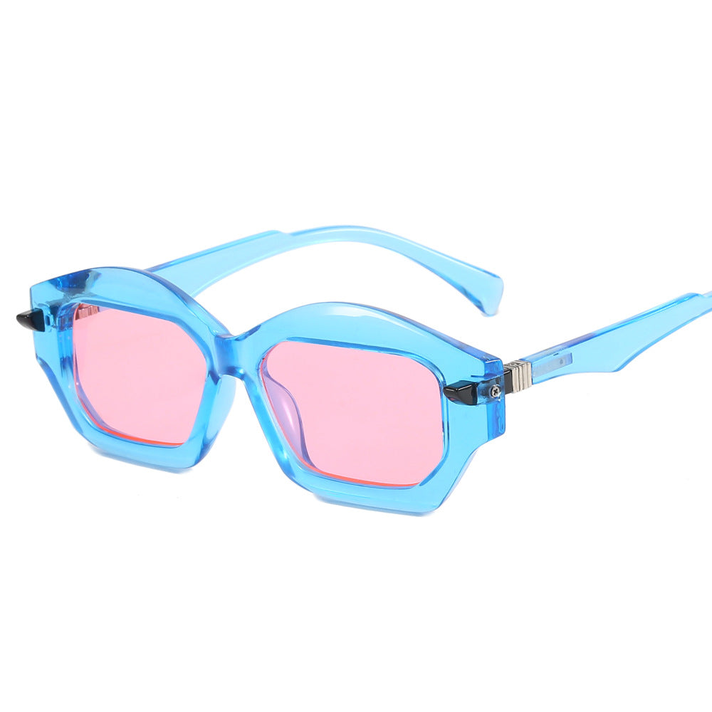 Damer moderne solbrille med iøynefallende ramme Skanto