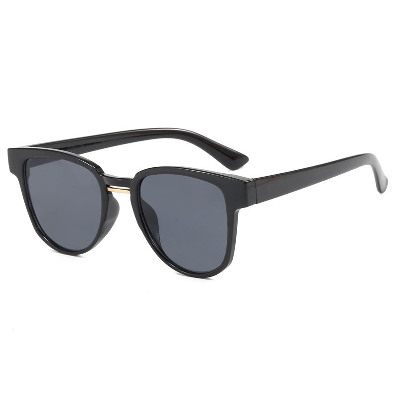 Dame solbrille i moteriktig cat-eye stil Skanto