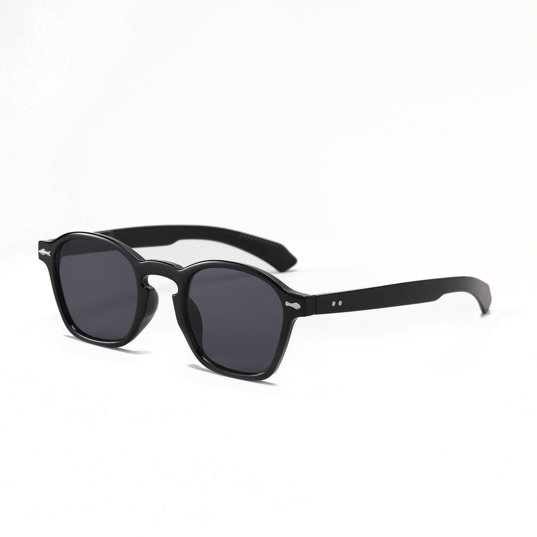 Dame moteriktig solbrille med innovativt design og matt plastikkramme Skanto