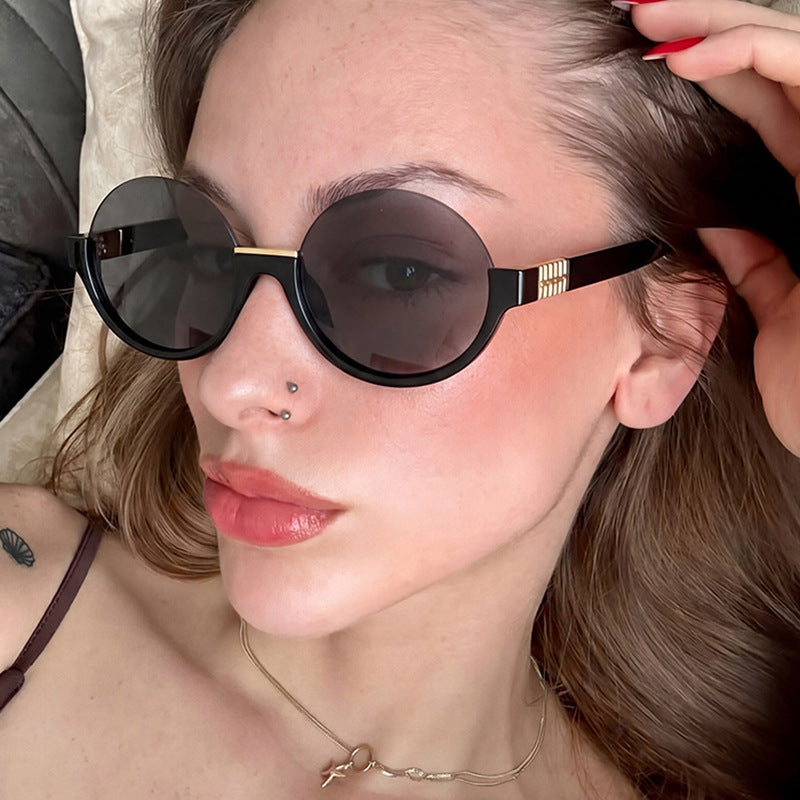 Damer moderne runde solbriller med elegante aksenter og UV-beskyttelse Skanto