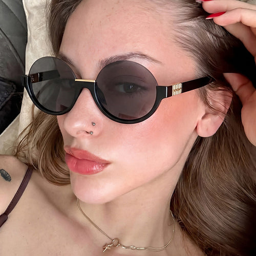 Damer moderne runde solbriller med elegante aksenter og UV-beskyttelse Skanto