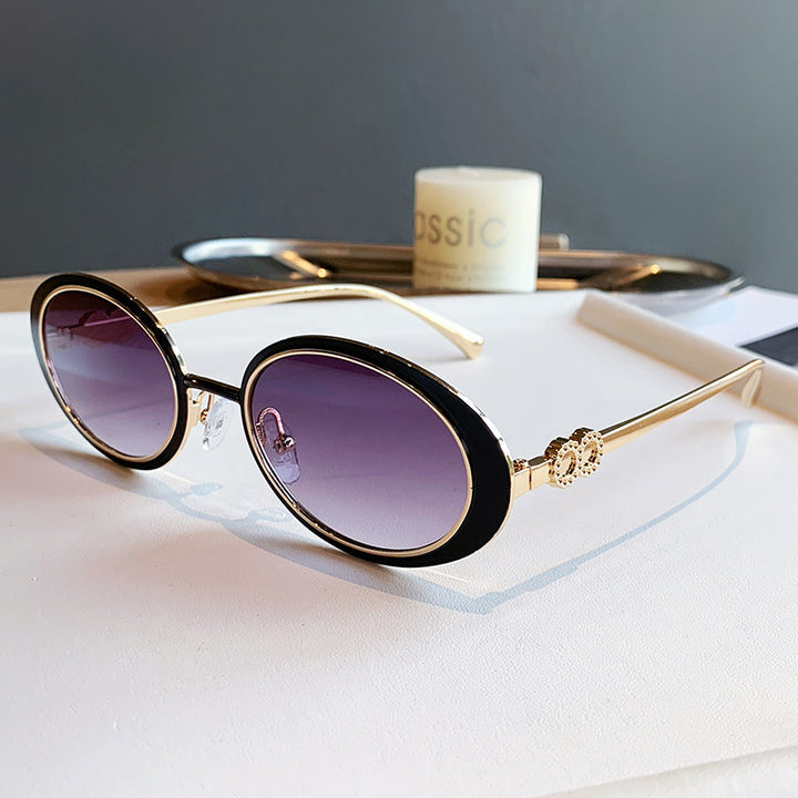 Dame moteriktig solbrille med stilfullt oseanisk design Skanto