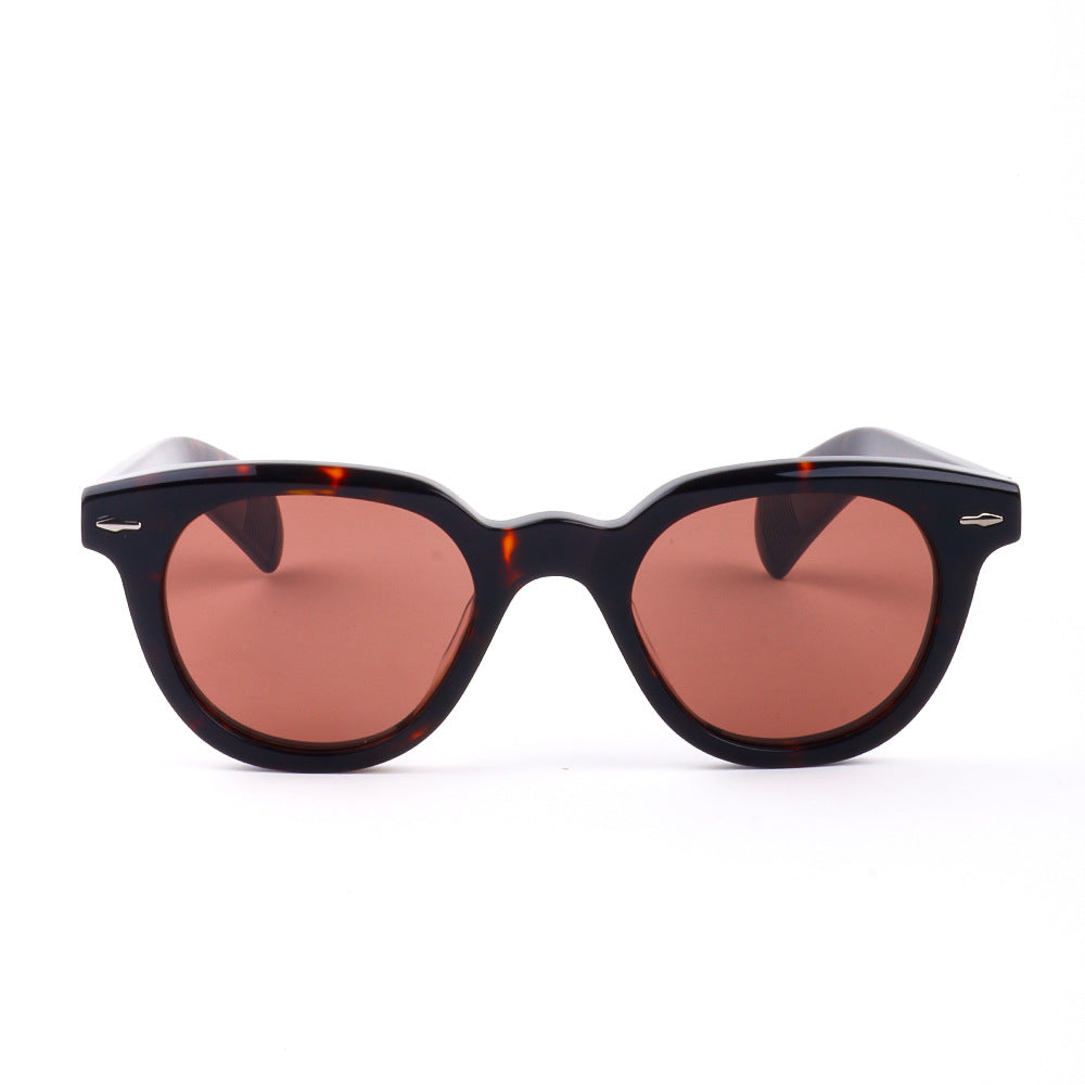 Dame solbrille i elegant, feminin design med høyverdig plastramme Skanto