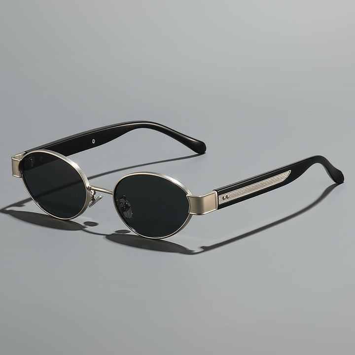 Dame solbrille i moderne, ovale ramme med harmonisk fargekombinasjon Skanto