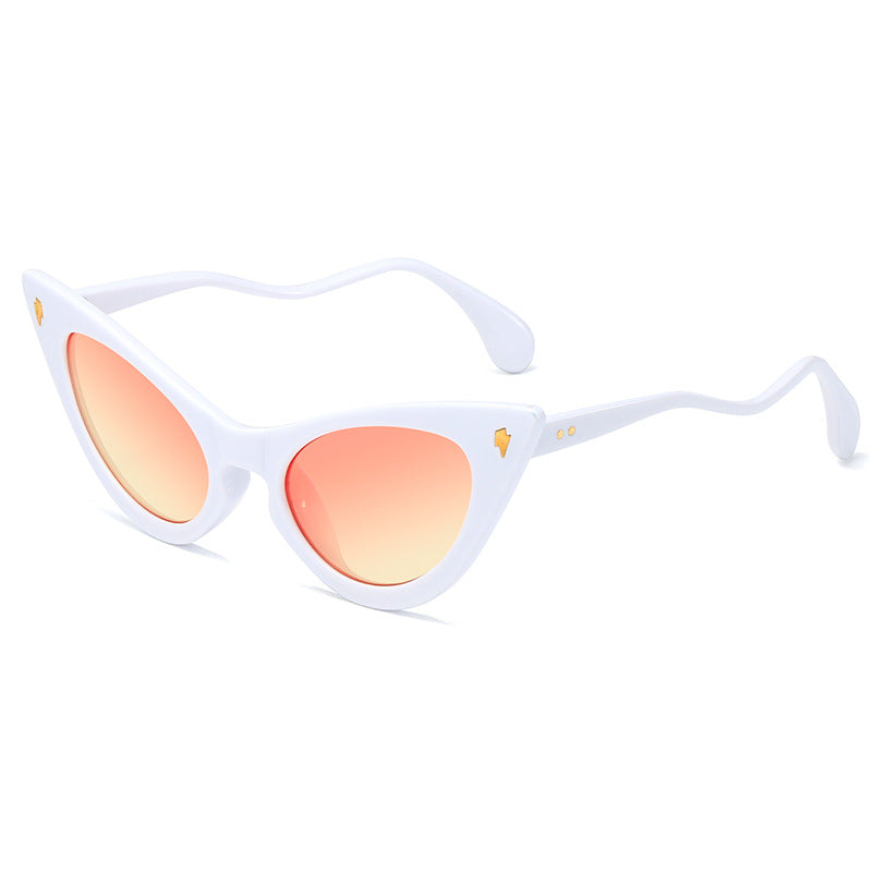 Dame Cat-Eye solbriller med speilte linser og elegant detalj Skanto