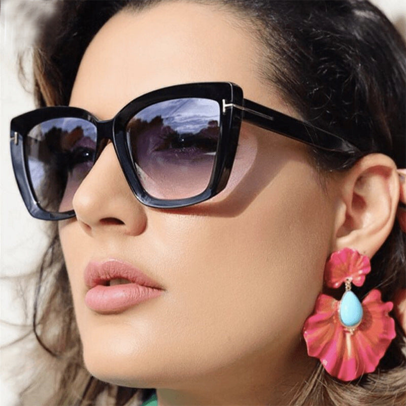Women's large sunglasses in modern design with trendy tortoise pattern Skanto