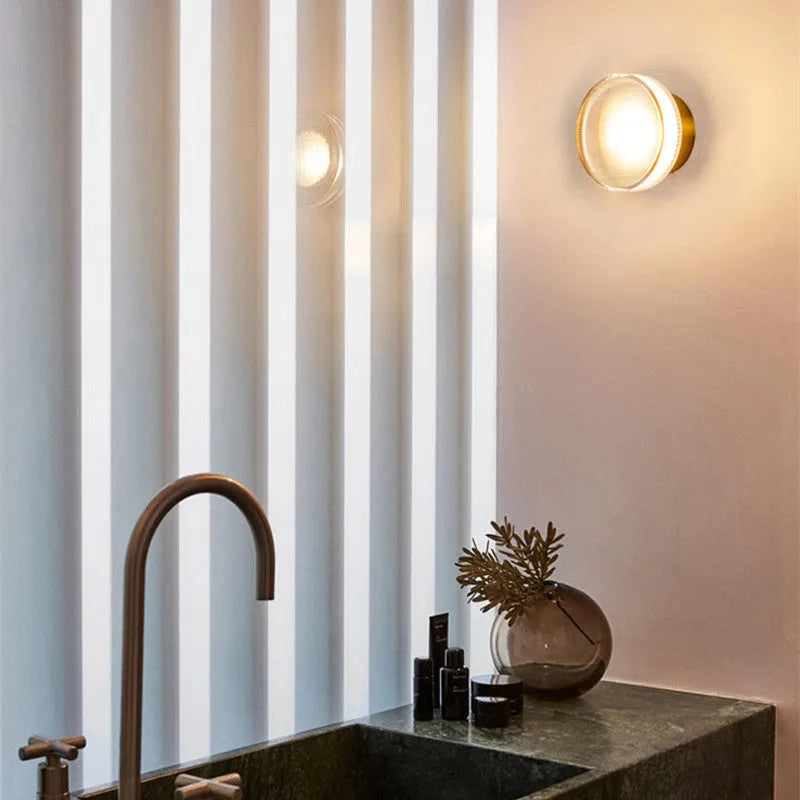 Skanto | Valyona – Moderne Metall Vegglampe | Svart & Gull Kjegle-design | Varm LED-belysning
