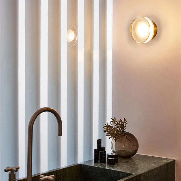 Skanto | Valyona – Moderne Metall Vegglampe | Svart & Gull Kjegle-design | Varm LED-belysning