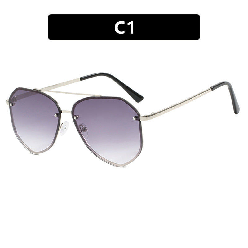 Dame geometrisk solbrille med filigran ramme Skanto