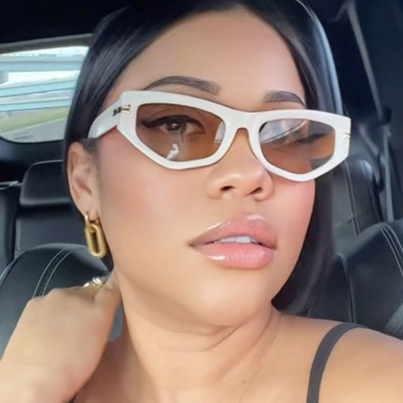 Women's geometric sunglasses with curved frame and protective UV filter Skanto