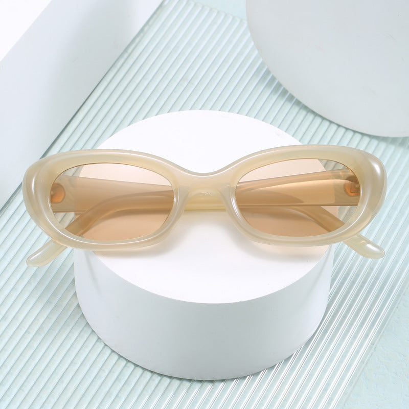 Dame moteriktig solbrille med oval design og UV-beskyttelse Skanto