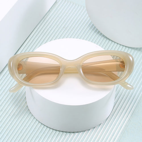 Dame moteriktig solbrille med oval design og UV-beskyttelse Skanto