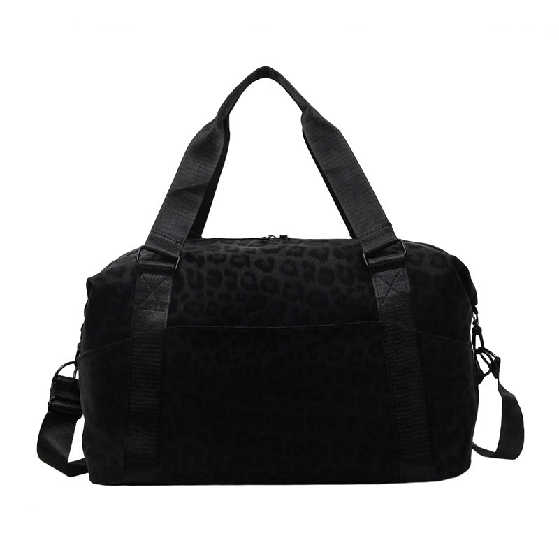 Sporty duffel bag with animal print and practical carrying options Skanto