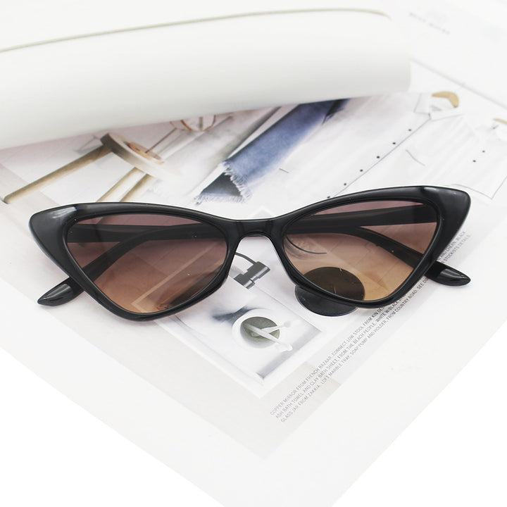 Dame Cat-Eye solbriller med nøye designet ramme Skanto