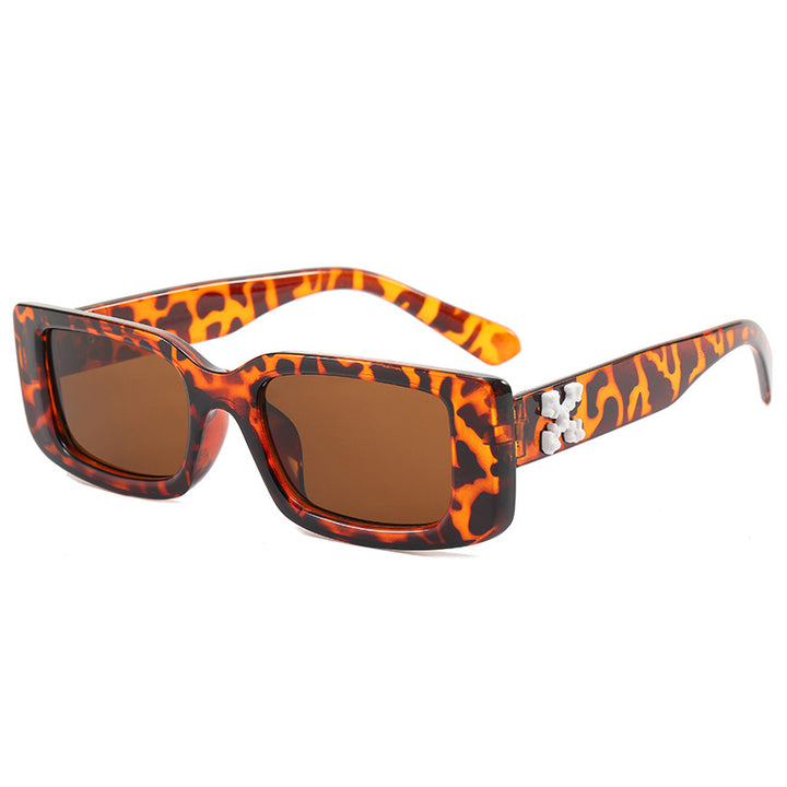Dame Motek Solbrille med markant design Skanto
