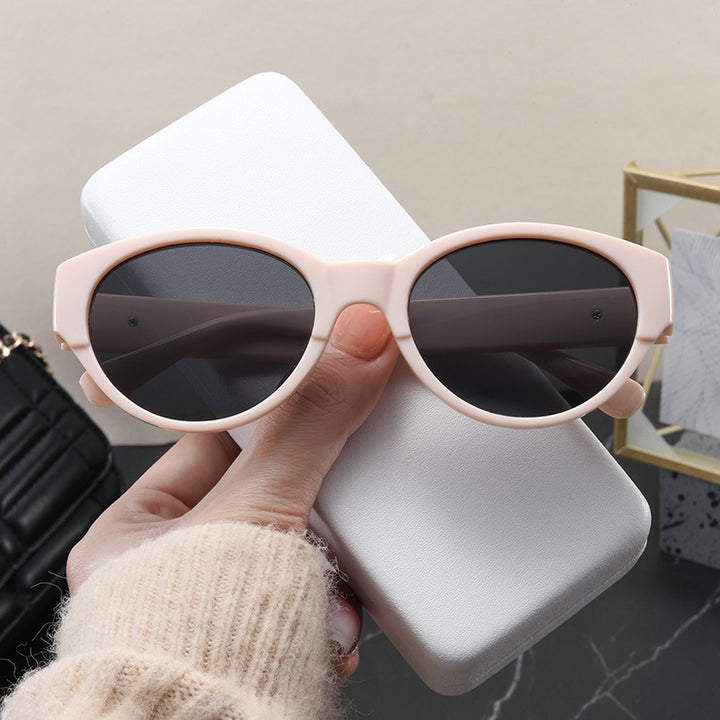 Dame Cat-Eye solbriller med eksotisk design og robust ramme Skanto