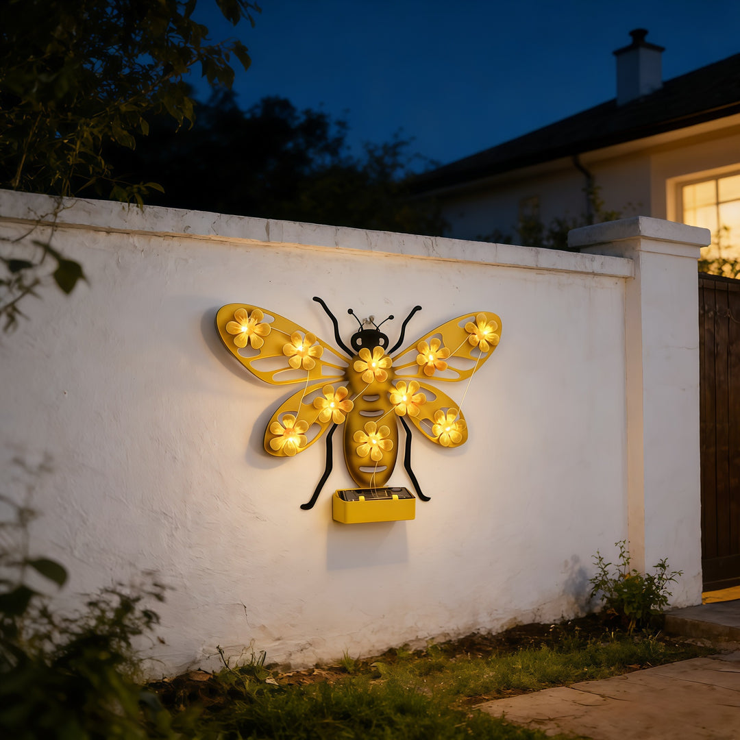 Dekorativ solenergi LED bie veggskulptur med blomsterlyskjede og metallmontering Skanto