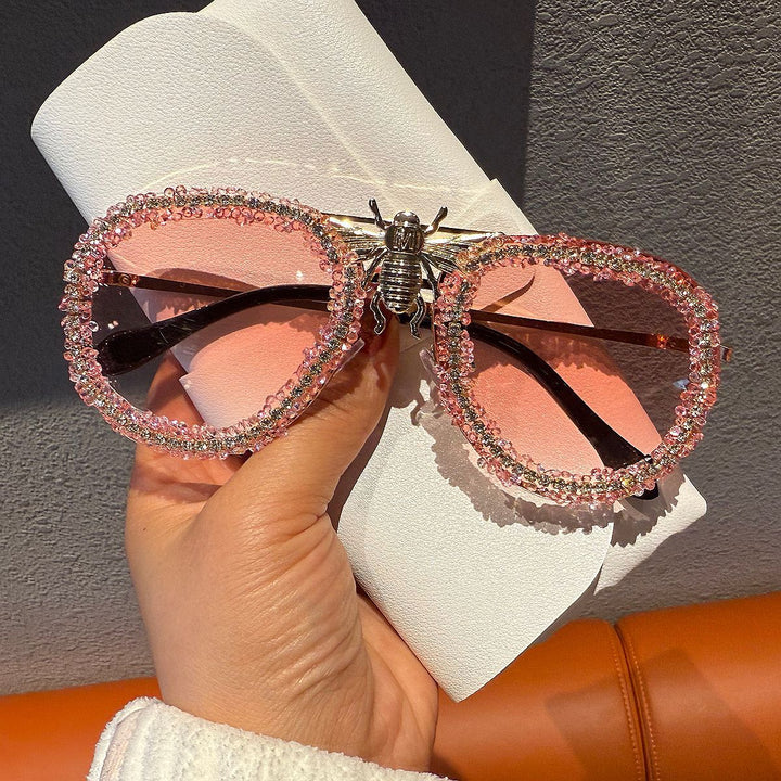 Dame Glamorøs Statement-solbrille med unikt insektdesign Skanto