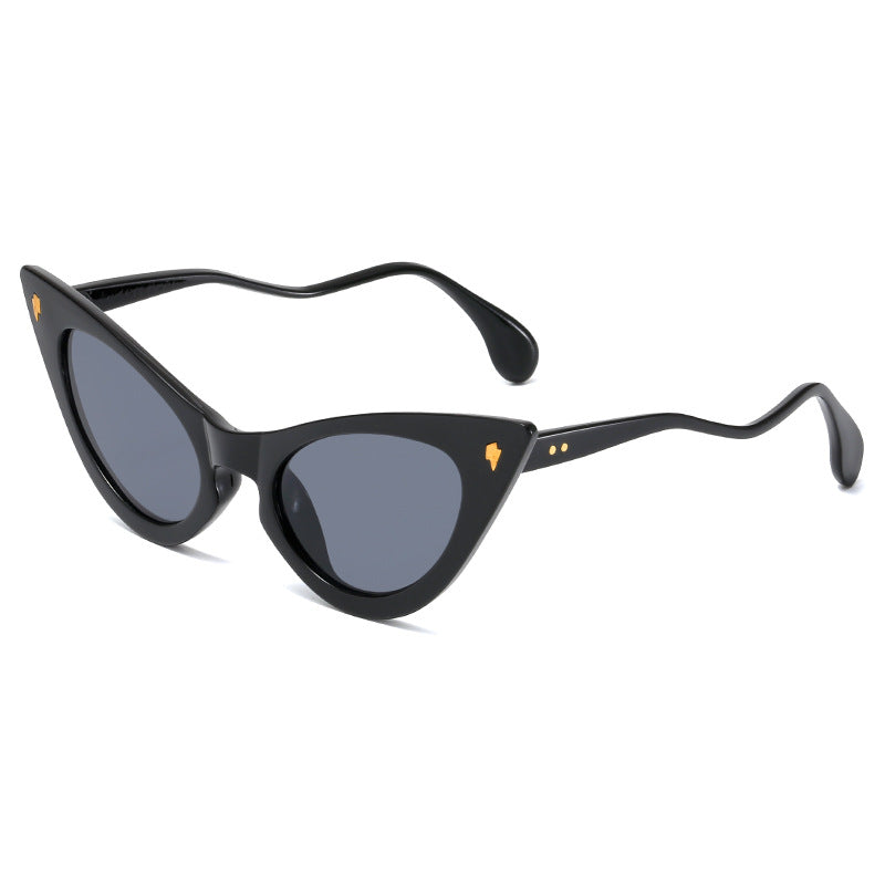 Dame Cat-Eye solbriller med speilte linser og elegant detalj Skanto
