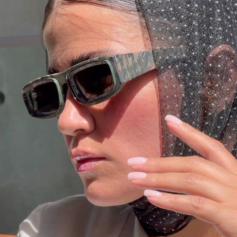 Women's trendy rectangular sunglasses with elegant color play Skanto