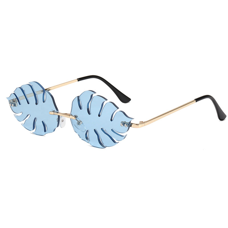 Dama moteriktig solbrille med markant bladerdesign Skanto