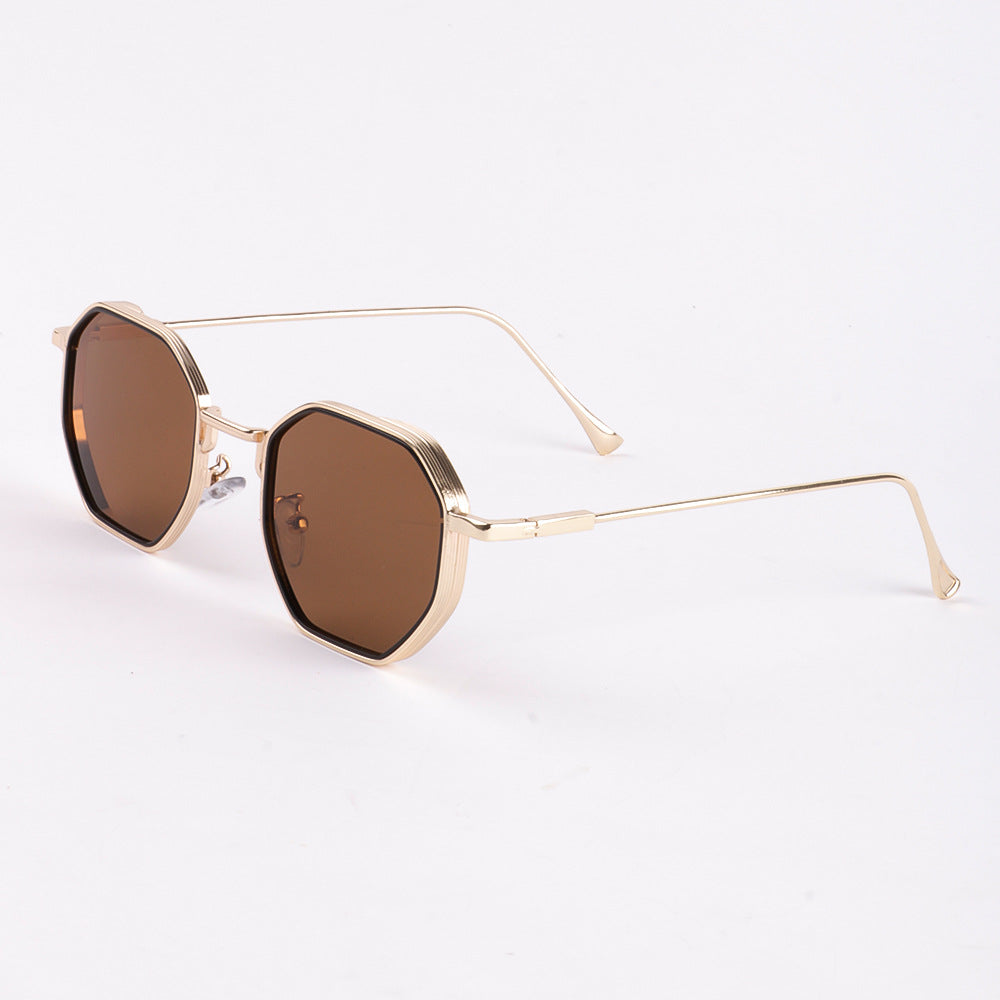 Dame solbriller i elegant, geometrisk stil med holdbar ramme Skanto