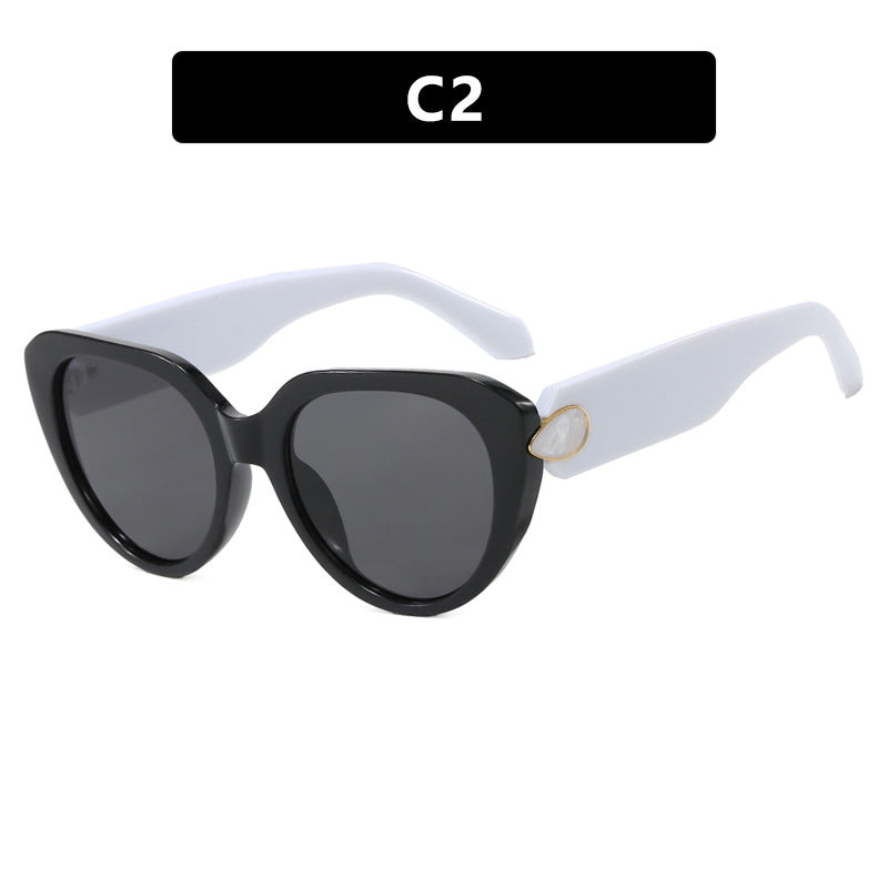 Women's Cat-Eye Sunglasses with Eye-Catching Design and Protective UV Filter Skanto