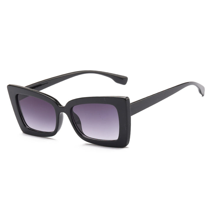 Dame moteriktig solbrille med bred ramme og markant design Skanto