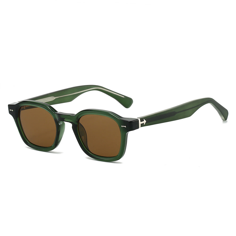 Dame moteriktig solbrille i unikt, kvadratisk design Skanto
